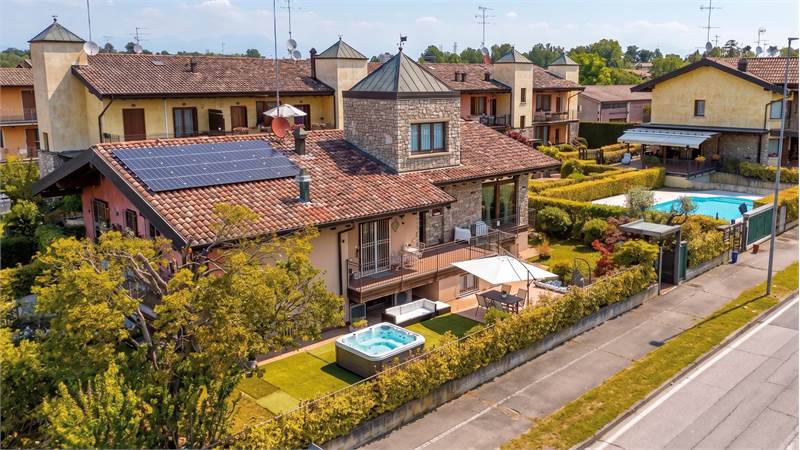 Villa Indipendente in Complesso con Piscina