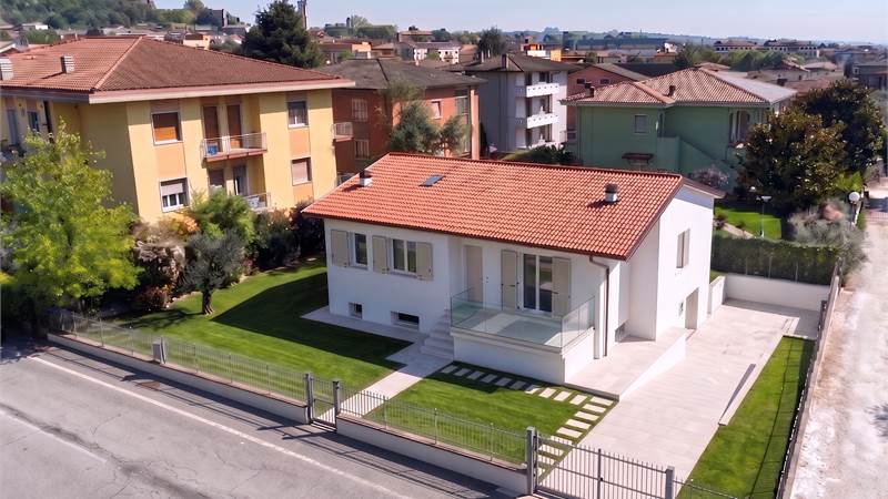 Villa Indipendente Ristrutturata a Nuovo 